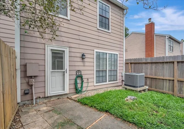 Photo 4 of Townhouse for sale at 17287 Saturn Ln, Houston, TX 77058 | MLS# 81658485 | Listing updated on 2026-09-16