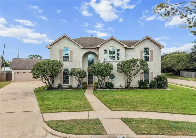 Photo 2 of Sale Pending at 2618 George St, Pearland, TX 77581 | MLS# 42658227 | Listing updated on 2026-09-28