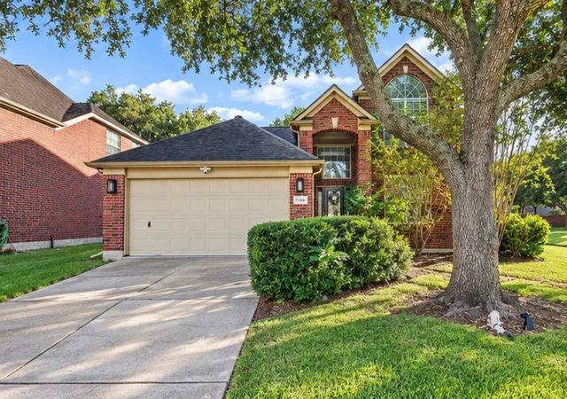 Photo 2 of Single family home for sale at 7406 Greatwood Grv Dr, Sugar Land, TX 77479 | MLS# 34867988 | Listing updated on 2026-09-28