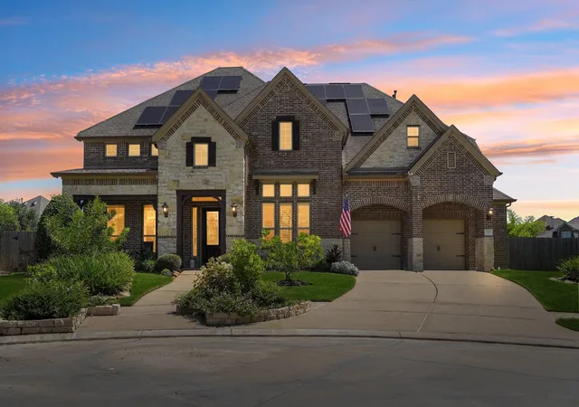 Photo 2 of Single family home for sale at 2211 Indigo Pass Ct, Friendswood, TX 77546 | MLS# 91336116 | Listing updated on 2026-10-10