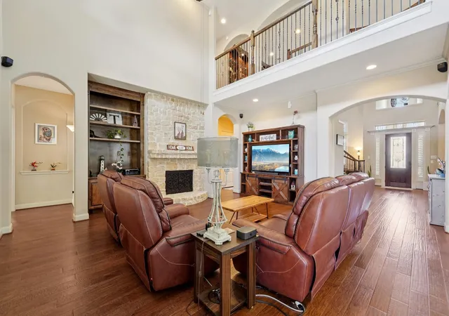 Photo 4 of Single family home for sale at 2211 Indigo Pass Ct, Friendswood, TX 77546 | MLS# 91336116 | Listing updated on 2026-10-10