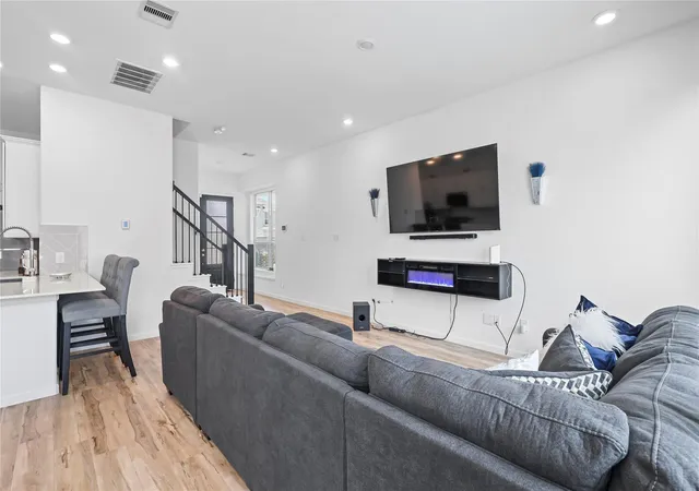 Photo 4 of Townhouse for sale at 4050 Champlain Way, Rosharon, TX 77583 | MLS# 42540739 | Listing updated on 2026-10-09