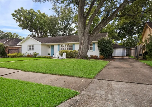 Photo 3 of Single family home for sale at 7623 Meadowvale Dr, Houston, TX 77063 | MLS# 71558611 | Listing updated on 2026-09-17
