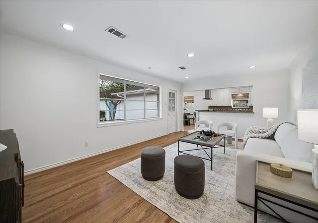 Photo 3 of Single family home for sale at 7623 Meadowvale Dr, Houston, TX 77063 | MLS# 71558611 | Listing updated on 2026-09-20