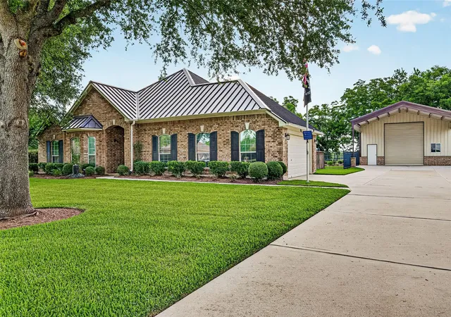Photo 3 of Sale Pending at 3326 River Bnd Dr, Rosenberg, TX 77471 | MLS# 91809625 | Listing updated on 2026-09-24