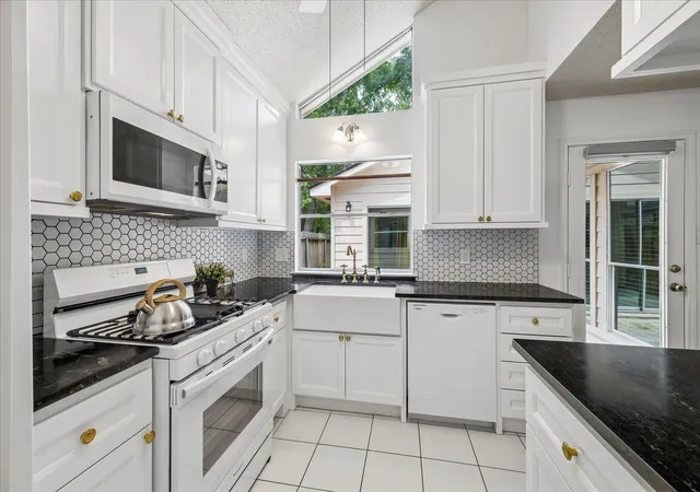 Photo 2 of Sale Pending at 20 Edgewood Forest Ct, Spring, TX 77381 | MLS# 45454046 | Listing updated on 2026-09-13