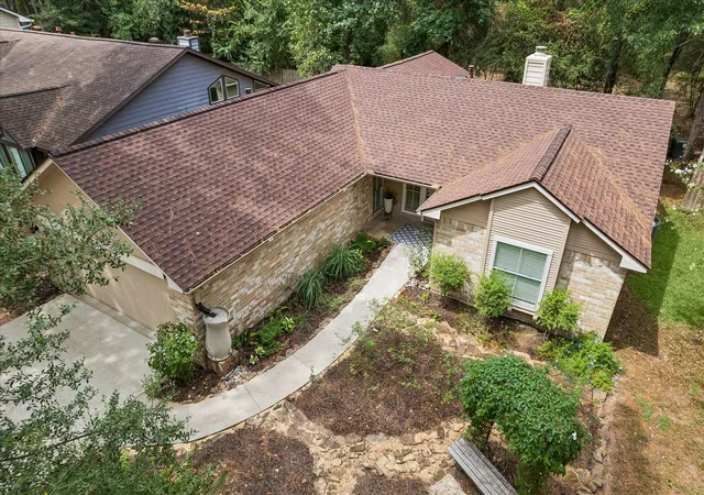 Photo 4 of Sale Pending at 20 Edgewood Forest Ct, Spring, TX 77381 | MLS# 45454046 | Listing updated on 2026-09-13