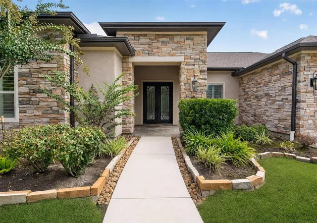 Photo 3 of Single family home for sale at 31424 Creekside Oaks Ln, Spring, TX 77386 | MLS# 10534328 | Listing updated on 2026-09-13