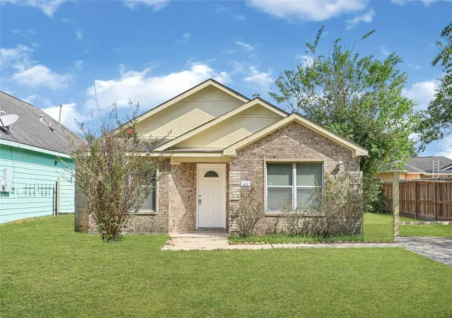 Photo 1 of Sale Pending at 6610 Schambray St, Houston, TX 77085 | MLS# 25141310 | Listing updated on 2026-09-13