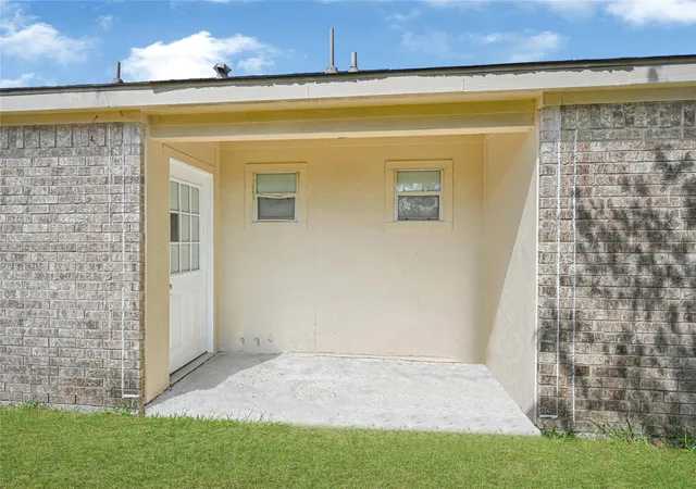 Photo 3 of Sale Pending at 6610 Schambray St, Houston, TX 77085 | MLS# 25141310 | Listing updated on 2026-09-13