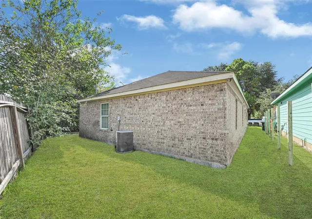 Photo 4 of Sale Pending at 6610 Schambray St, Houston, TX 77085 | MLS# 25141310 | Listing updated on 2026-09-13