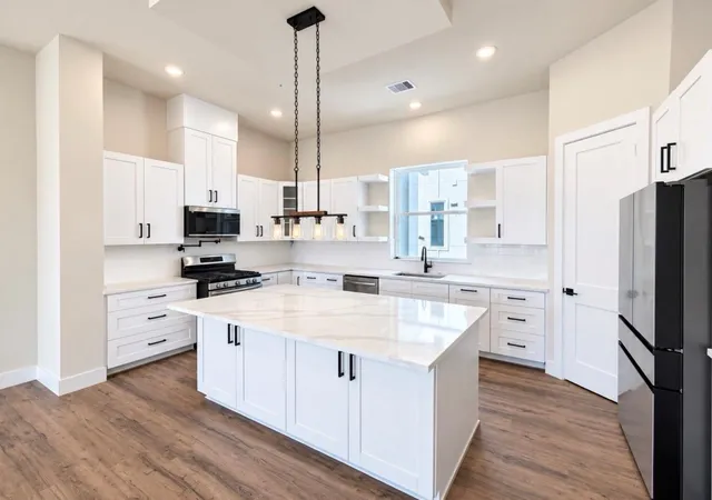 Photo 4 of Sale Pending at 1938 Purswell Rd, Houston, TX 77055 | MLS# 56205911 | Listing updated on 2026-09-22