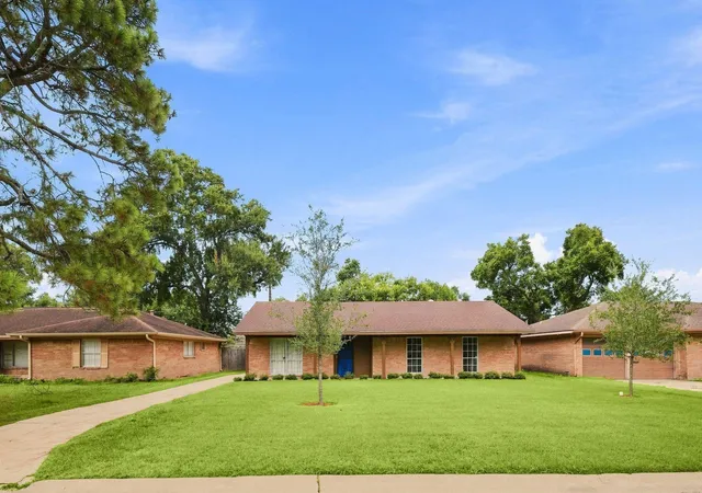 Photo 2 of Single family home for sale at 5910 High Star Dr, Houston, TX 77081 | MLS# 76979112 | Listing updated on 2026-09-11
