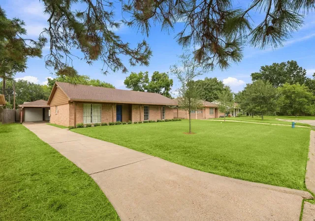 Photo 3 of Single family home for sale at 5910 High Star Dr, Houston, TX 77081 | MLS# 76979112 | Listing updated on 2026-09-11