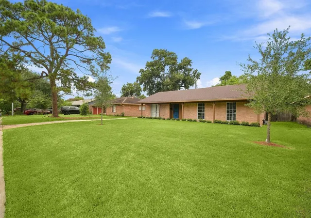 Photo 3 of Single family home for sale at 5910 High Star Dr, Houston, TX 77081 | MLS# 76979112 | Listing updated on 2026-09-11