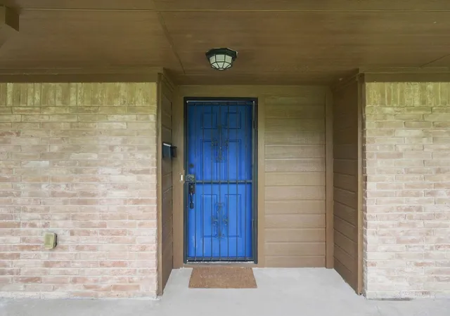 Photo 4 of Single family home for sale at 5910 High Star Dr, Houston, TX 77081 | MLS# 76979112 | Listing updated on 2026-09-11