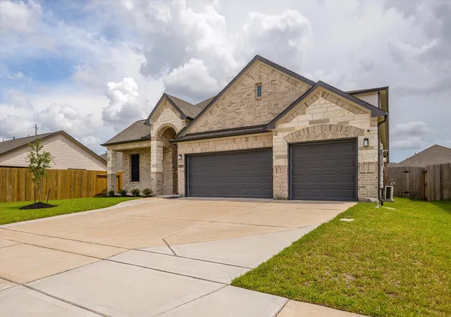Photo 2 of Single family home for sale at 456 Lake Line Dr, Alvin, TX 77511 | MLS# 43943027 | Listing updated on 2026-10-05