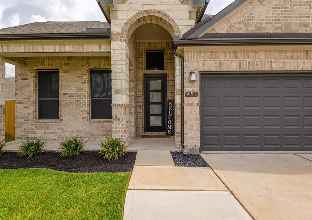 Photo 3 of Single family home for sale at 456 Lake Line Dr, Alvin, TX 77511 | MLS# 43943027 | Listing updated on 2026-10-05