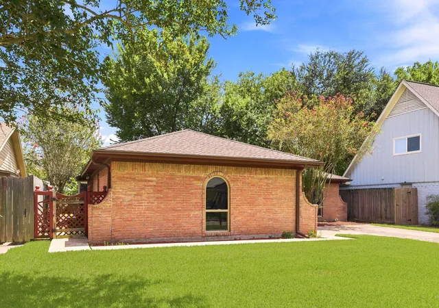 Photo 4 of Single family home for sale at 730 Seacliff Dr, Houston, TX 77062 | MLS# 66674427 | Listing updated on 2026-09-09