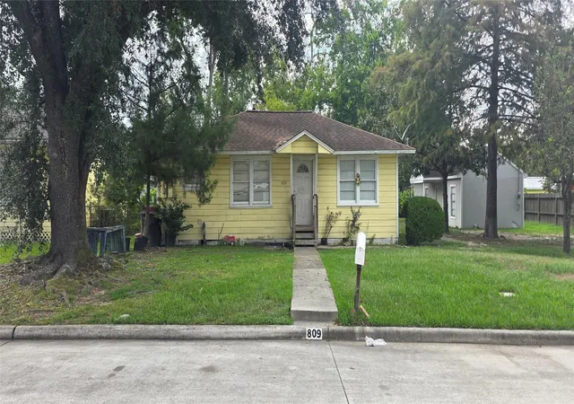 Photo 1 of Single family home for sale at 809 N Ave D, Humble, TX 77338 | MLS# 73076012 | Listing updated on 2026-09-19