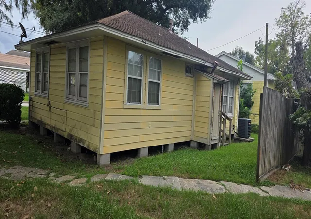 Photo 2 of Single family home for sale at 809 N Ave D, Humble, TX 77338 | MLS# 73076012 | Listing updated on 2026-09-19