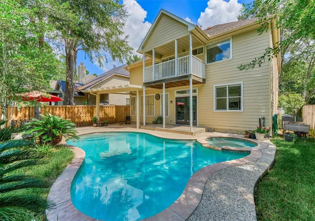 Photo 2 of Single family home for sale at 11 Vinca Trl, Spring, TX 77382 | MLS# 25019375 | Listing updated on 2026-09-15