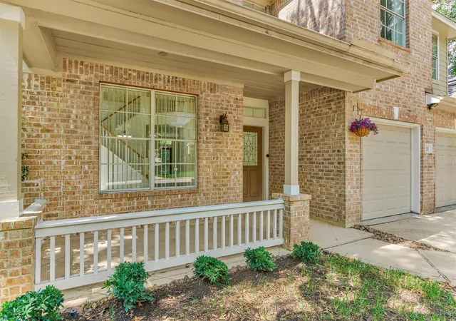 Photo 4 of Single family home for sale at 11 Vinca Trl, Spring, TX 77382 | MLS# 25019375 | Listing updated on 2026-09-15