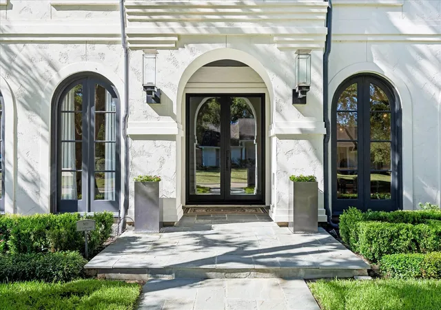 Photo 2 of Sale Pending at 1020 River Glynn Dr, Houston, TX 77063 | MLS# 44141374 | Listing updated on 2026-09-09