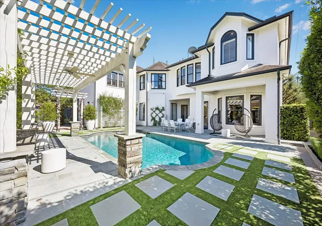 Photo 3 of Sale Pending at 1020 River Glynn Dr, Houston, TX 77063 | MLS# 44141374 | Listing updated on 2026-09-09