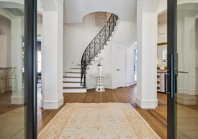 Photo 3 of Sale Pending at 1020 River Glynn Dr, Houston, TX 77063 | MLS# 44141374 | Listing updated on 2026-09-09