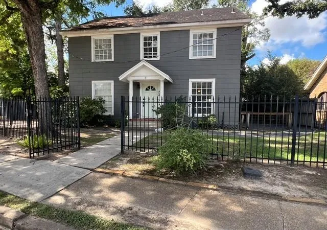 Photo 1 of Single family home for sale at 2415 White Oak Dr, Houston, TX 77009 | MLS# 13589198 | Listing updated on 2026-09-19