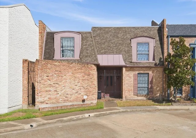 Townhouse for sale at 2107 Stonewalk Dr, Houston, TX 77056 | MLS# 95159016