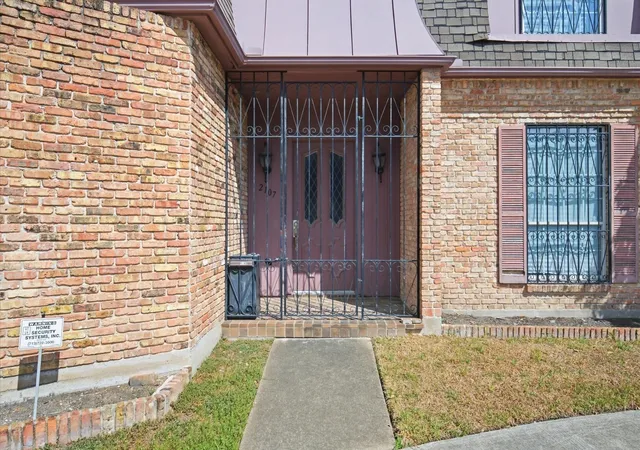 Photo 1 of Townhouse for sale at 2107 Stonewalk Dr, Houston, TX 77056 | MLS# 95159016 | Listing updated on 2026-09-19