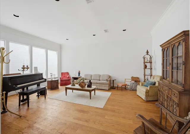 Photo 2 of Townhouse for sale at 2107 Stonewalk Dr, Houston, TX 77056 | MLS# 95159016 | Listing updated on 2026-09-19