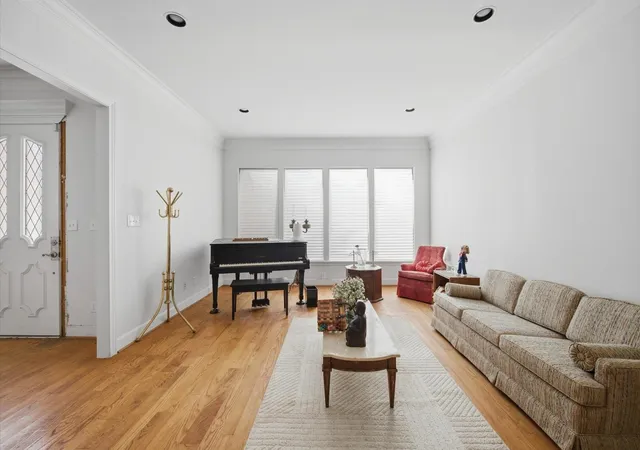 Photo 3 of Townhouse for sale at 2107 Stonewalk Dr, Houston, TX 77056 | MLS# 95159016 | Listing updated on 2026-09-19