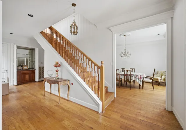 Photo 4 of Townhouse for sale at 2107 Stonewalk Dr, Houston, TX 77056 | MLS# 95159016 | Listing updated on 2026-09-19