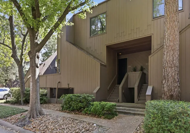Photo 1 of Sale Pending at 119 Litchfield Ln, Houston, TX 77024 | MLS# 3897418 | Listing updated on 2026-09-13