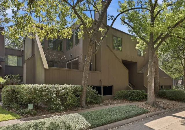 Photo 2 of Sale Pending at 119 Litchfield Ln, Houston, TX 77024 | MLS# 3897418 | Listing updated on 2026-09-13