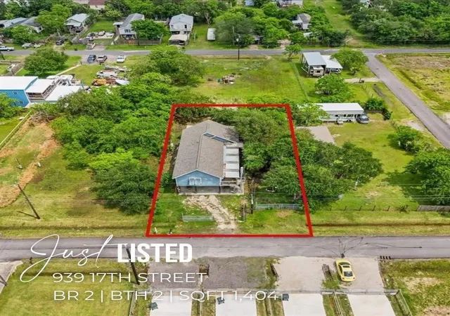 Photo 1 of Single family home for sale at 939 17th Street, Dickinson, TX 77539 | MLS# 2213788 | Listing updated on 2026-10-09