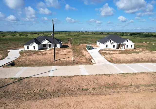 Photo 4 of Sale Pending at 1129 Lariat Ln, Sealy, TX 77474 | MLS# 24274607 | Listing updated on 2026-09-17
