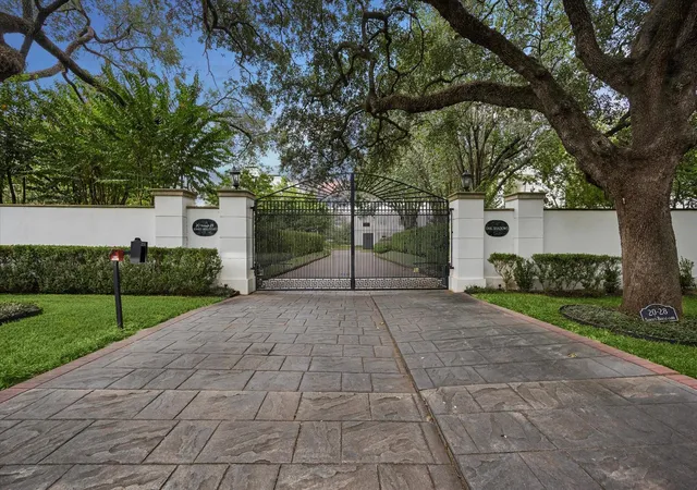 Photo 3 of Sale Pending at 20 Sunset Blvd, Houston, TX 77005 | MLS# 43863218 | Listing updated on 2026-10-06