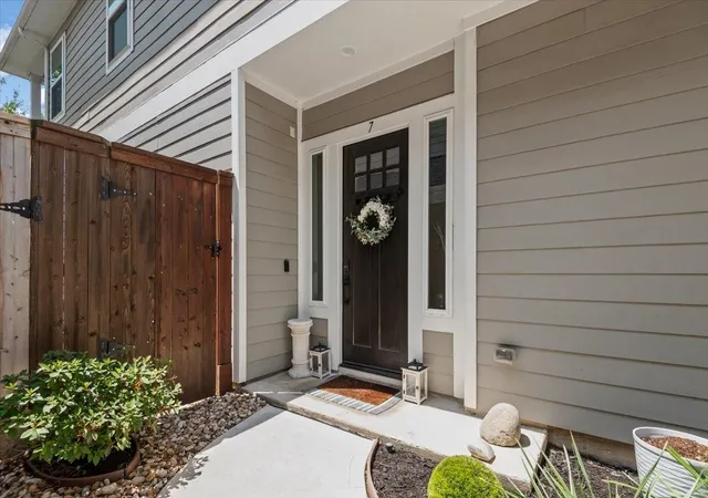 Photo 2 of Single family home for sale at 7 Thorpe Ln, Spring, TX 77389 | MLS# 84936754 | Listing updated on 2026-09-05
