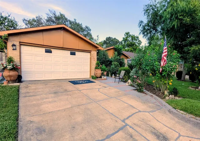 Photo 2 of Single family home for sale at 7307 La Granada Dr, Houston, TX 77083 | MLS# 23103485 | Listing updated on 2026-09-15
