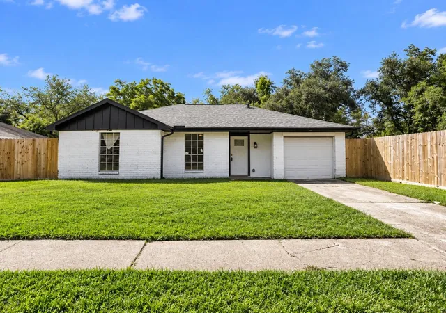 Photo 1 of Single family home for sale at 5207 Castlecreek Ln, Houston, TX 77053 | MLS# 63694396 | Listing updated on 2026-09-23