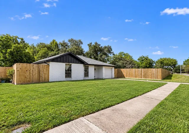Photo 2 of Single family home for sale at 5207 Castlecreek Ln, Houston, TX 77053 | MLS# 63694396 | Listing updated on 2026-09-23