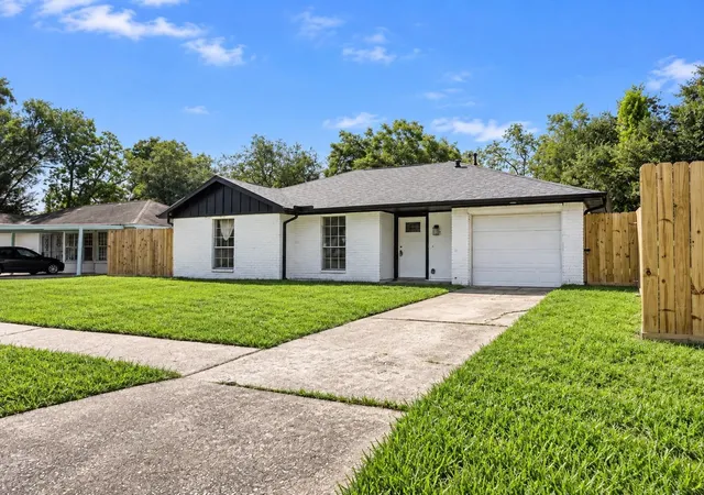 Photo 3 of Single family home for sale at 5207 Castlecreek Ln, Houston, TX 77053 | MLS# 63694396 | Listing updated on 2026-09-23