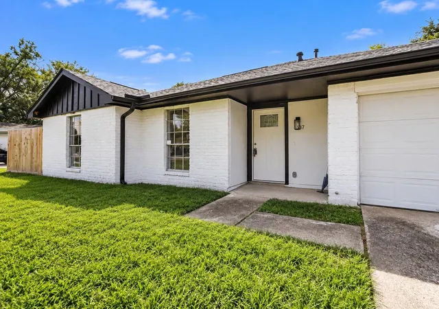 Photo 3 of Single family home for sale at 5207 Castlecreek Ln, Houston, TX 77053 | MLS# 63694396 | Listing updated on 2026-09-23