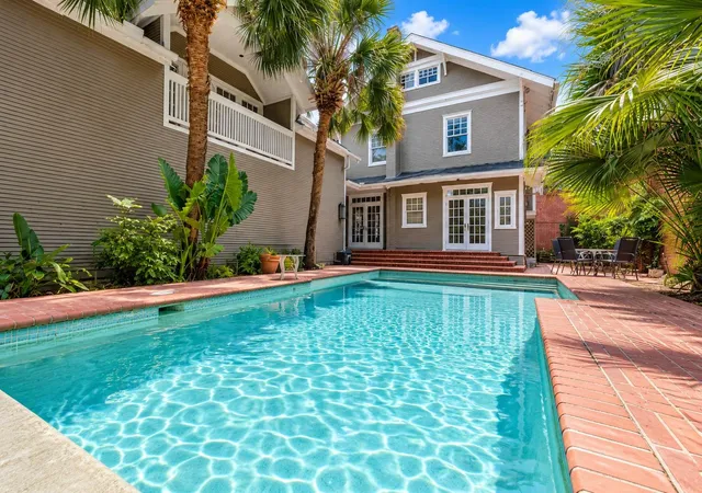 Photo 3 of Single family home for sale at 912 Kipling St, Houston, TX 77006 | MLS# 74705275 | Listing updated on 2026-10-07