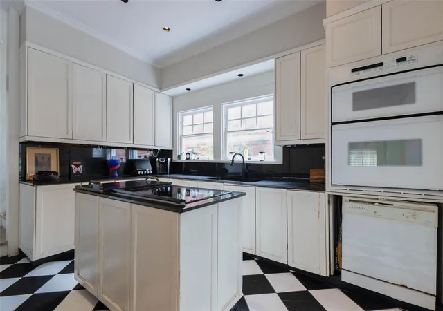 Photo 4 of Single family home for sale at 912 Kipling St, Houston, TX 77006 | MLS# 74705275 | Listing updated on 2026-10-07