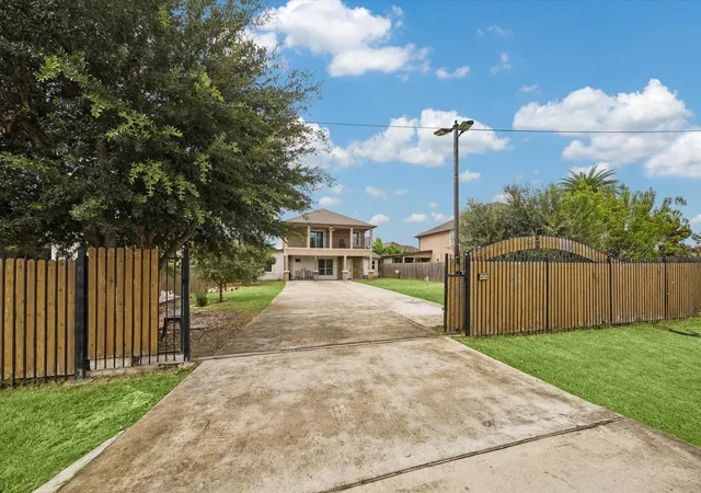 Photo 2 of Single family home for sale at 4414 Ivy Ln, Fresno, TX 77545 | MLS# 51982353 | Listing updated on 2026-09-14